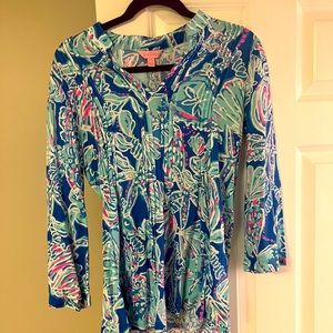 Size small slowly flattering Lilly Pulitzer shirt! Good as new- never worn